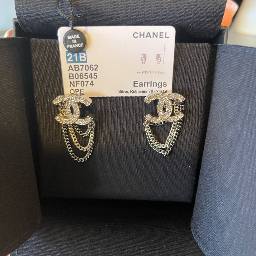 ✨🖤Gorgeous Chanel 21B Earrings🖤✨